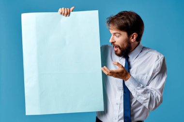 Neşeli adam mavi sayfa sunumu mavi arkaplan reklamı