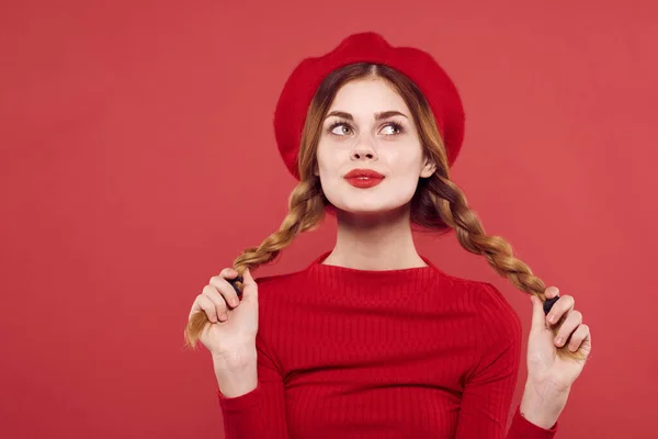 Fröhliche Frau mit Zöpfen Spaß Rote Lippen Luxus-Studio posiert — Stockfoto