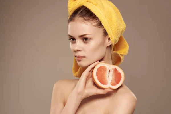 Mulher segurando vitaminas laranja tratamentos de spa de pele limpa — Fotografia de Stock