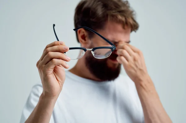 Baardman met slecht gezichtsvermogen gezondheidsproblemen close-up — Stockfoto