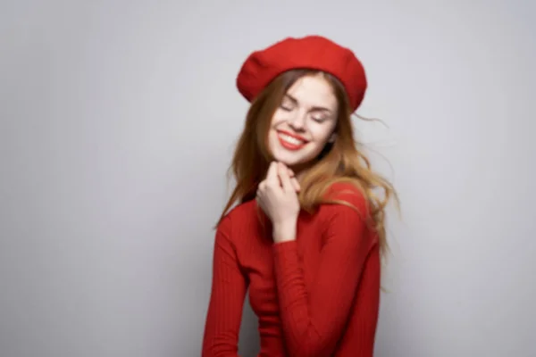 빨간 스웨터를 입고 있는 아름다운 여인 이 독특 한 배경을 가지고 있다 — 스톡 사진