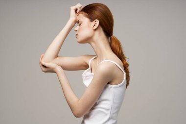 Hoşnutsuz kadın romatizması dirsek ağrısı sağlık sorunları hafif arka plan