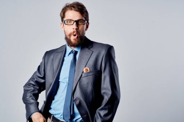 Takım elbiseli sakallı adam yatırım ekonomisi sanal para stüdyosu yetkilisi