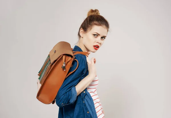 Красивая женщина рюкзак позирует студент моды современный стиль — стоковое фото
