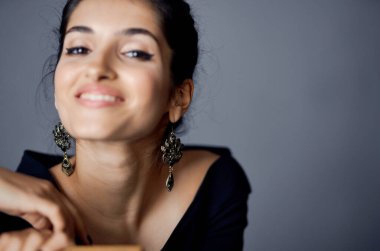 Model pozu veren güzel bir kadın. Dekorasyon görünüşü.