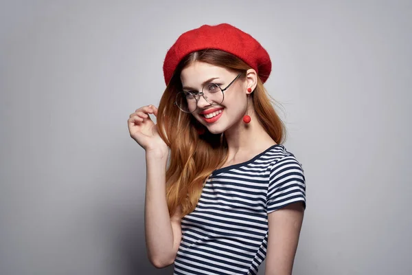 Bonita mujer usando gafas posando moda atractiva mirada pendientes rojos joyería — Foto de Stock