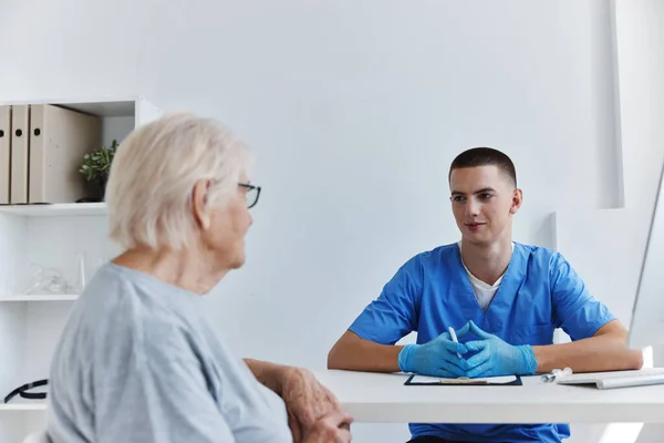 Gezondheidsbehandeling van bejaarde patiënten — Stockfoto