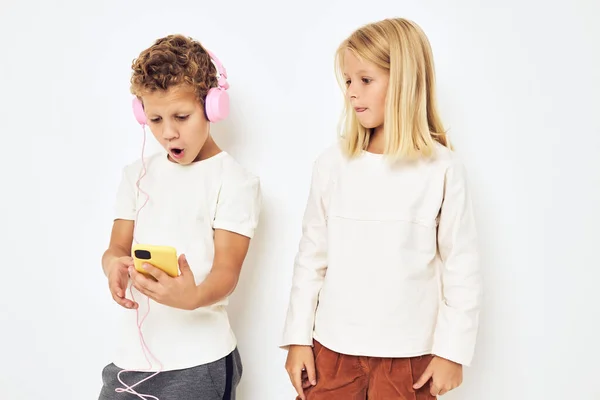 Obrázek Chlapce Dívky Dívající Telefon — Stock fotografie