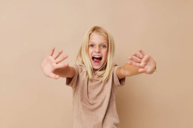 Bej bir arka planda ellerini gösterirken mutlu ol. Yüksek kalite fotoğraf