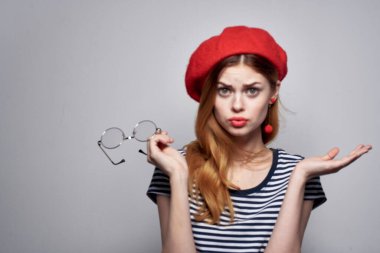 Gözlüklü neşeli kadın poz veriyor. Yüksek kalite fotoğraf