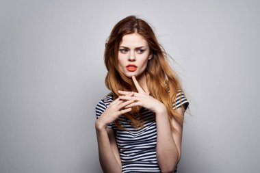 Soyutlanmış arka planda poz veren güzel bir kadın. Yüksek kalite fotoğraf