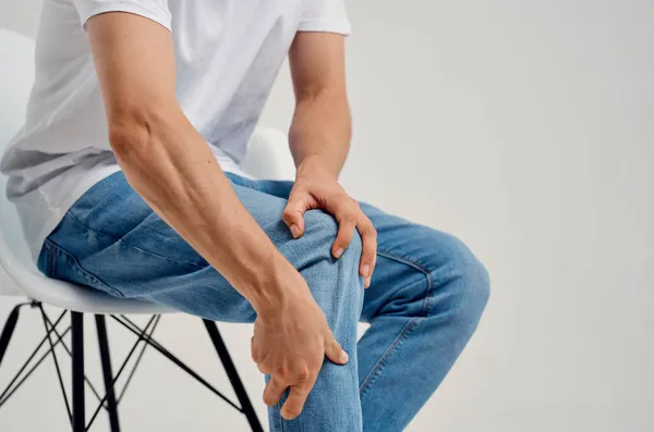 Mężczyzna Trzyma Nogi Problemy Zdrowotne — Zdjęcie stockowe
