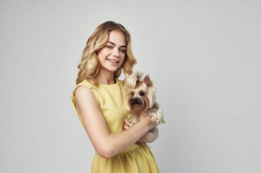 Safkan köpek görünümlü modaya uygun bir kadın. Yüksek kalite fotoğraf