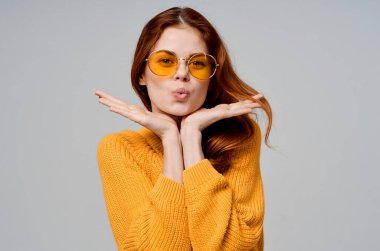 Sarı gözlüklü güzel kadın poz veriyor.