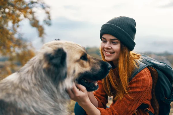 Vrouw Wandelen Hond Bergen Natuur Hoge Kwaliteit Foto — Stockfoto