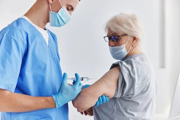 Äldre kvinna covid pass immunisering säkerhet — Stockfoto