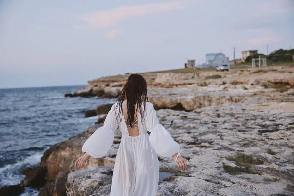 Γυναίκα Λευκό Φόρεμα Περπατά Στην Παραλία — Φωτογραφία Αρχείου