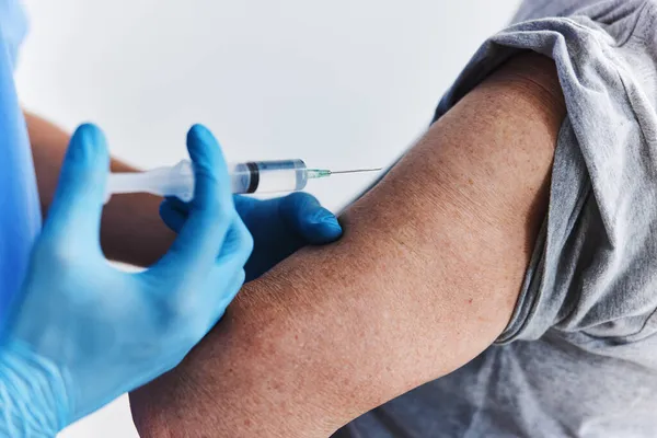 Lekarz Wykonujący Wstrzyknięcie Szczepionki Ramię Pacjenta — Zdjęcie stockowe