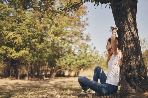 Pretty woman rest in the countryside Sun freedom journey — Stock Photo, Image