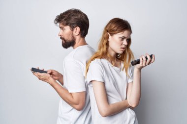 Elle iletişim stüdyo yaşam tarzına sahip genç bir çift.