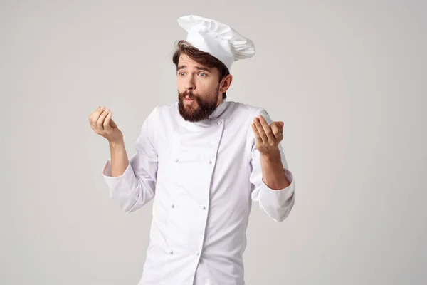 Vousatý muž šéfkuchař restaurace poskytování služeb profesionální emoce — Stock fotografie