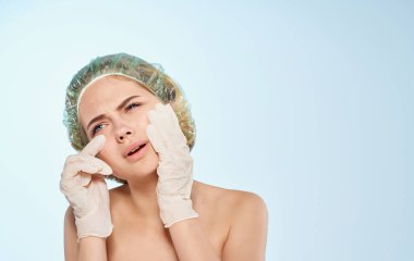 Güzel bir kadın çıplak omuzlarıyla akne tedavisi dermatolojisi