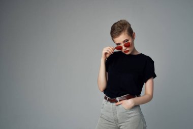 Güzel kadın siyah tişört modern tarz izole edilmiş arka plan