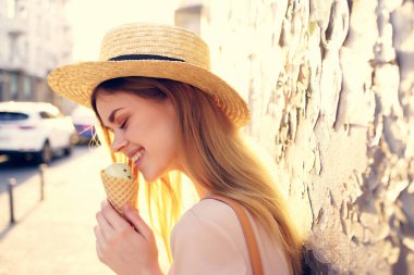 Sokakta yürüyen güzel bir kadın. Moda yaz modeli.