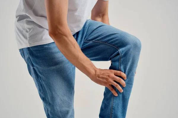 Hombre sentado en silla pierna dolor problemas de salud medicina —  Fotos de Stock