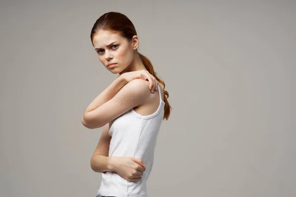 Dolor de la mujer descontenta en el estudio de la artritis del cuello enfermedad crónica tratamiento — Foto de Stock
