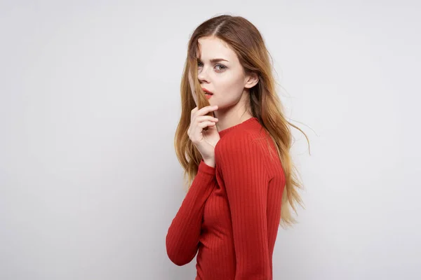 빨간 스웨터를 입은 명랑 한 여자의 밝은 배경 — 스톡 사진