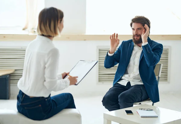 Egy férfi a pszichológusoknál találkozót terápia stressz kezelés kommunikáció — Stock Fotó