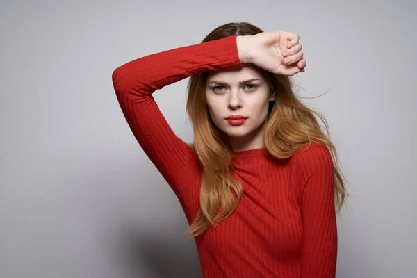 Mujer hermosa mirada atractiva peinado maquillaje estudio —  Fotos de Stock