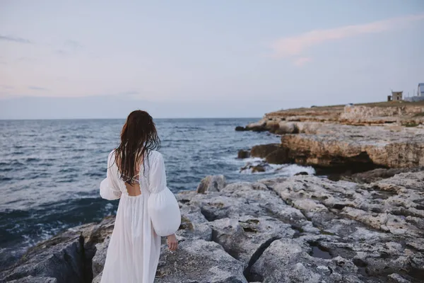 Gezgin kadın tatil doğasında güzel denizin tadını çıkarıyor. — Stok fotoğraf