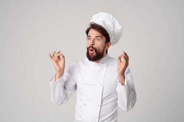 Erkek aşçı üniforması, mutfak malzemesi, stüdyo pozu.