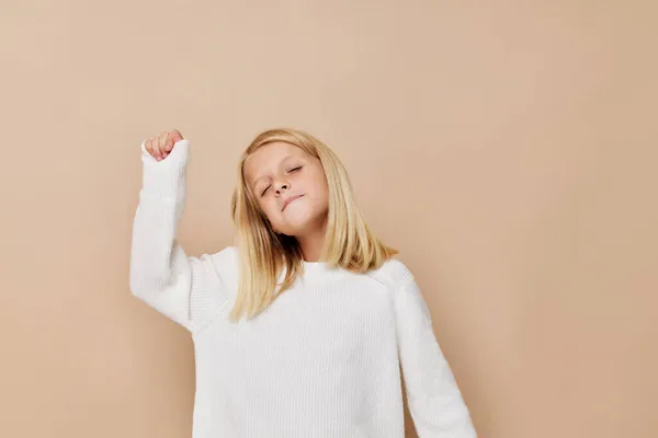 Chica emocional en un suéter blanco vista recortada — Foto de Stock
