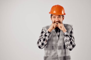 Gri yelekli erkek işçi inşaat tasarımı hafif arka plan