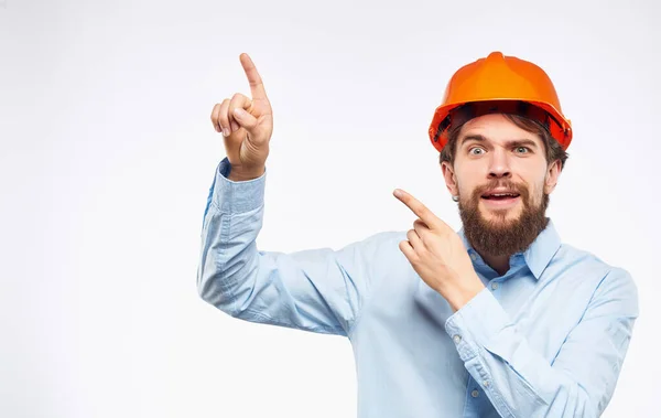 Homem na camisa laranja capacete engenheiro de construção de segurança — Fotografia de Stock