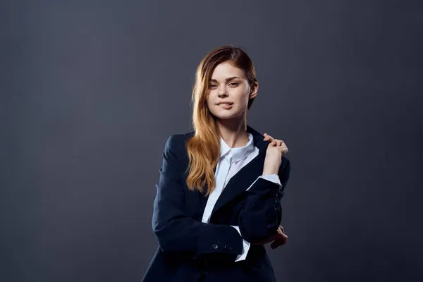 Affärskvinna självförtroende officiella mörk bakgrund — Stockfoto