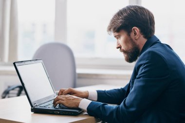 Ofis duygularında dizüstü bilgisayar için çalışan bir adam. İnternet uzmanı.