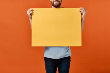 Sakallı adam sarı maket poster indirimi izole edilmiş arka plan