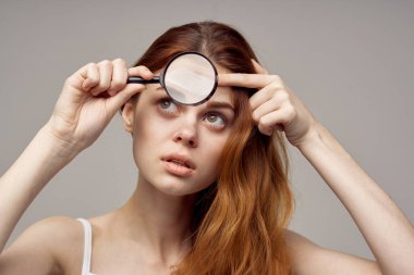 Güzel kadın yüz derisi problemleri dermatoloji açık arkaplan