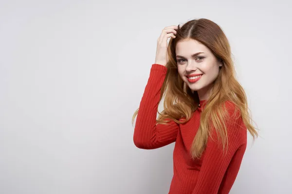 Gyönyörű nő vonzó megjelenés frizura smink fény háttér — Stock Fotó