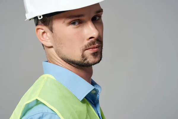 Мужчина строитель отражательные эмоции жилет профессиональный свет фон — стоковое фото
