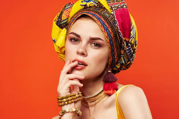 Bella donna multicolore scialle etnicità stile africano decorazioni Studio Modello — Foto Stock