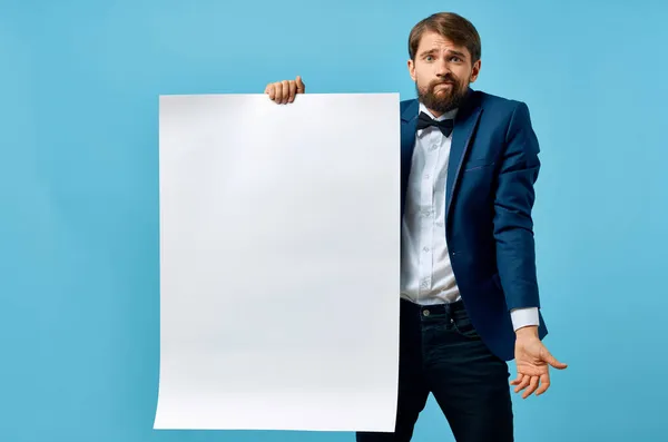 Fröhlicher Mann weißes Banner in der Hand leeres Blatt Präsentation Kopierraum Studio — Stockfoto