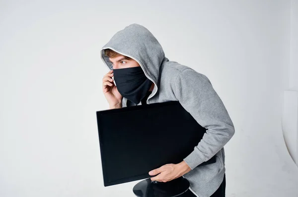 Erkek hırsız gizlilik tekniği soygun güvenlik holigan ışık arka planı — Stok fotoğraf