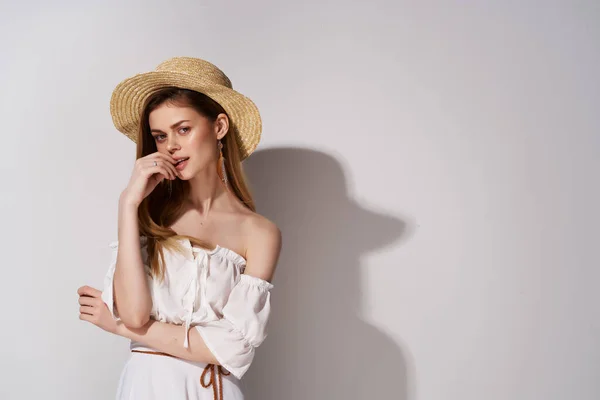 Kvinna bär hatt kosmetika poserar mode ljus bakgrund — Stockfoto