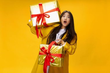 Noel 'de elinde hediyeler olan kadın.