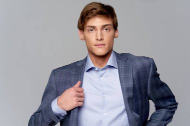 Takım elbiseli bir iş adamı. Kendine güvenen bir yönetici.